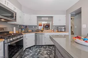 63 Jefferson Ct, Raritan Township, NJ 08822 - Photo 4