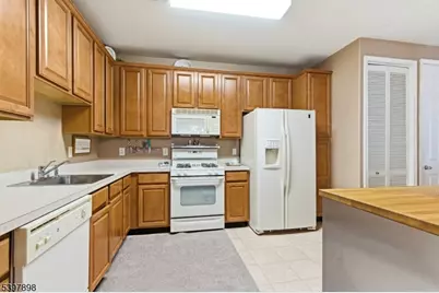 106 Limerick Ln, Lopatcong Township, NJ 08865 - Photo 10