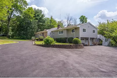 220 Horseshoe Rd, Berkeley Heights Township, NJ 07922 - Photo 2
