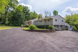 220 Horseshoe Rd, Berkeley Heights Township, NJ 07922 - Photo 2