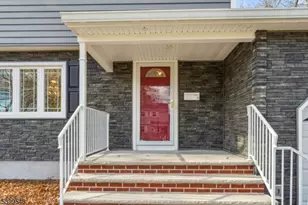 8 Periwinkle Pl, Woodbridge Township, NJ 07067 - Photo 4