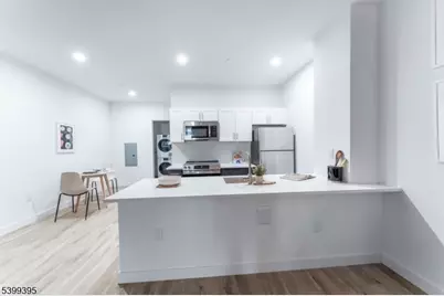 10 Commerce Ct #2F, Newark, NJ 07102 - Photo 2