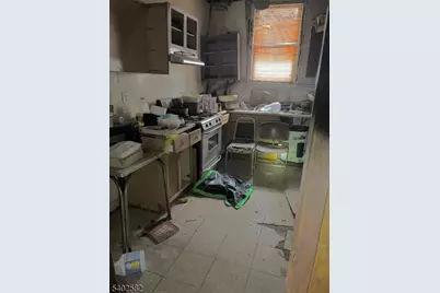 92 W 20th St, Bayonne, NJ 07002 - Photo 4