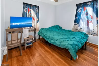 147 Knollwood Ter, Clifton, NJ 07012 - Photo 10