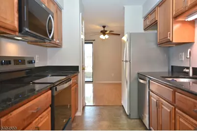 129 Hampton Ct, Franklin Township, NJ 08873 - Photo 6