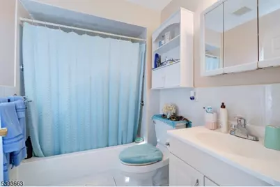 13 Val Sumo Ln, Newark, NJ 07105 - Photo 8