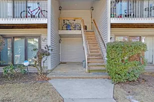 51 Crabapple Ln, Franklin Township, NJ 08823 - Photo 2