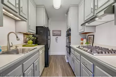 530 Valley Rd #3A, Montclair, NJ 07043 - Photo 6