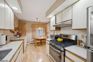 17 Coachlight Dr, Chatham Township, NJ 07928 - Photo 4