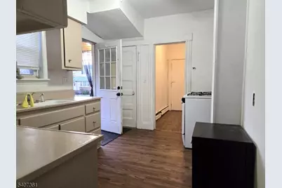54 Stuyvesant Ave, Lyndhurst Township, NJ 07071 - Photo 4