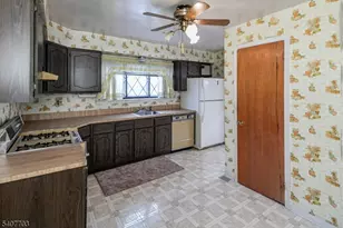 136 Wildflower Ln, Hillsborough Township, NJ 08844 - Photo 2