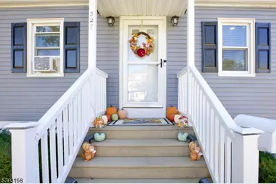 327 Roosevelt Ln, Kenilworth, NJ 07033 - Photo 2