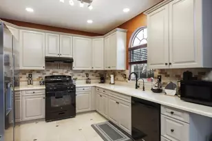 35 Reinhart Way, Bridgewater Twp., NJ 08807 - Photo 8