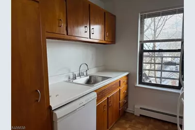 16 Roosevelt Pl #A6, Montclair, NJ 07042 - Photo 2