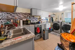 19 Irving St, East Orange, NJ 07018 - Photo 16