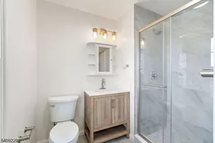 127 Hampton Ct, Franklin Township, NJ 08873 - Photo 4