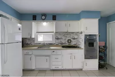 33 Daka Ct, Bloomfield, NJ 07003 - Photo 6