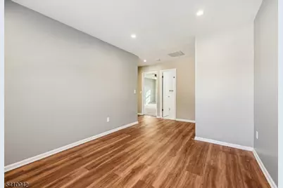 1075 Ash Dr, Mahwah, NJ 07430 - Photo 20
