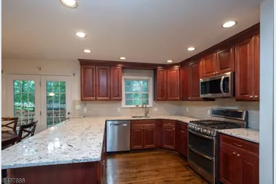 13 Deer Path Cir, Green Brook Township, NJ 08812 - Photo 4