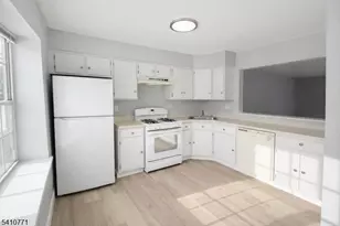 15 Nottingham Way, Franklin Township, NJ 08873 - Photo 4