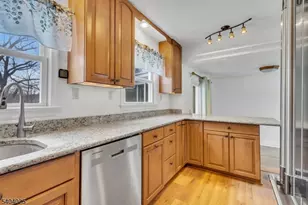 239 Fox Hill Rd, Parsippany, NJ 07834 - Photo 8