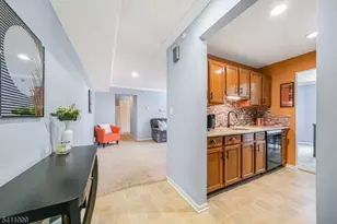 42 Vernon Ct, Waldwick, NJ 07463 - Photo 2