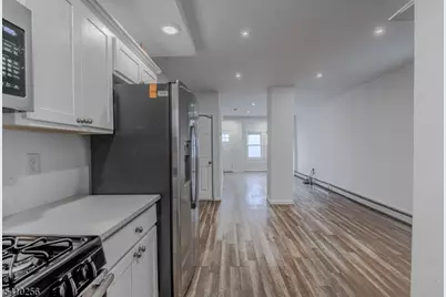 562 S 18th St, Newark, NJ 07103 - Photo 8