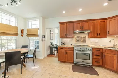 301 Kensington Ln, Livingston Twp., NJ 07039 - Photo 4