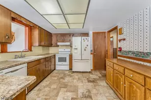 252 Mountain View Rd, Franklin Township, NJ 08802 - Photo 4