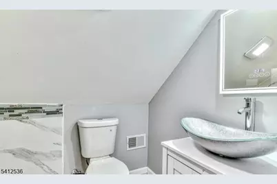 685 Edgewood Pl, North Brunswick Township, NJ 08902 - Photo 12