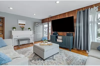 381 Dogwood Dr, Union Township, NJ 07083 - Photo 4