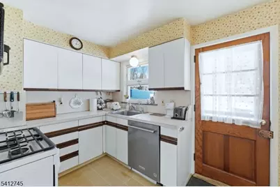 47 Clinton Ave, New Providence, NJ 07974 - Photo 12