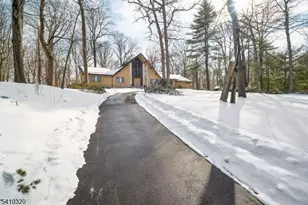 137 High Oaks Dr, Warren Township, NJ 07059 - Photo 2