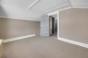 410 Horseneck Rd, Fairfield, NJ 07004 - Photo 34