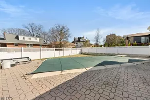 1070 Cumbermeade Rd, Fort Lee, NJ 07024 - Photo 10