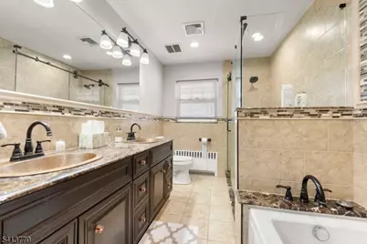 1070 Cumbermeade Rd, Fort Lee, NJ 07024 - Photo 10