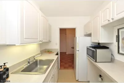 5 Roosevelt Pl #2B, Montclair Twp., NJ 07042 - Photo 4