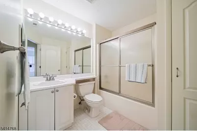 8005 Brittany Dr #8005, Wayne, NJ 07470 - Photo 32