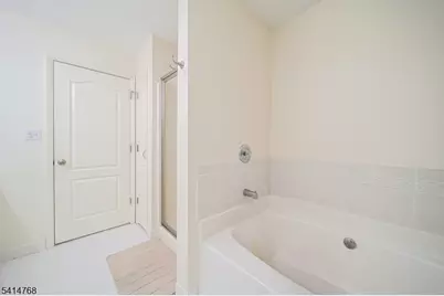 8005 Brittany Dr #8005, Wayne, NJ 07470 - Photo 26