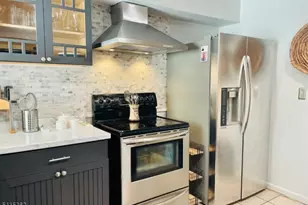 17 Country Club Ln, Elizabeth, NJ 07208 - Photo 2