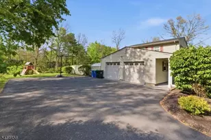 61 Queen Anne Dr, Bernards Township, NJ 07920 - Photo 4