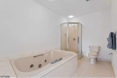 300 Gorge Rd #25, Cliffside Park, NJ 07010 - Photo 24
