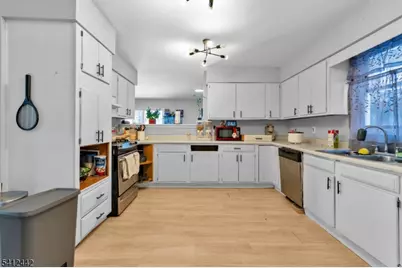 208 E Price St, Linden, NJ 07036 - Photo 14