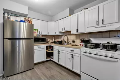 208 E Price St, Linden, NJ 07036 - Photo 4