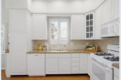 27 Chandler Ct, Monroe Township, NJ 08831 - Photo 4