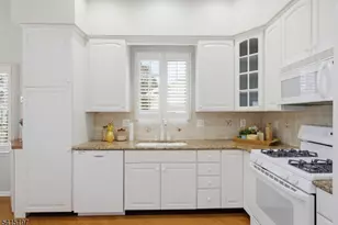 27 Chandler Ct, Monroe Township, NJ 08831 - Photo 4