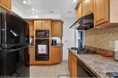 77 W Arthur Pl, Woodbridge Township, NJ 08830 - Photo 8