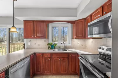 395 Mohegan Cir, Andover Township, NJ 07848 - Photo 6