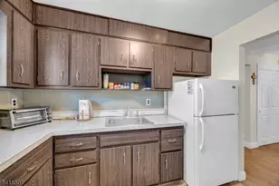 100 Luttgen Pl, Linden, NJ 07036 - Photo 8