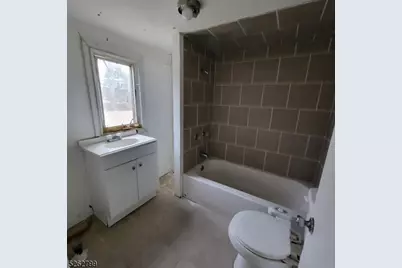 33 Riveredge Dr, Fairfield, NJ 07004 - Photo 18